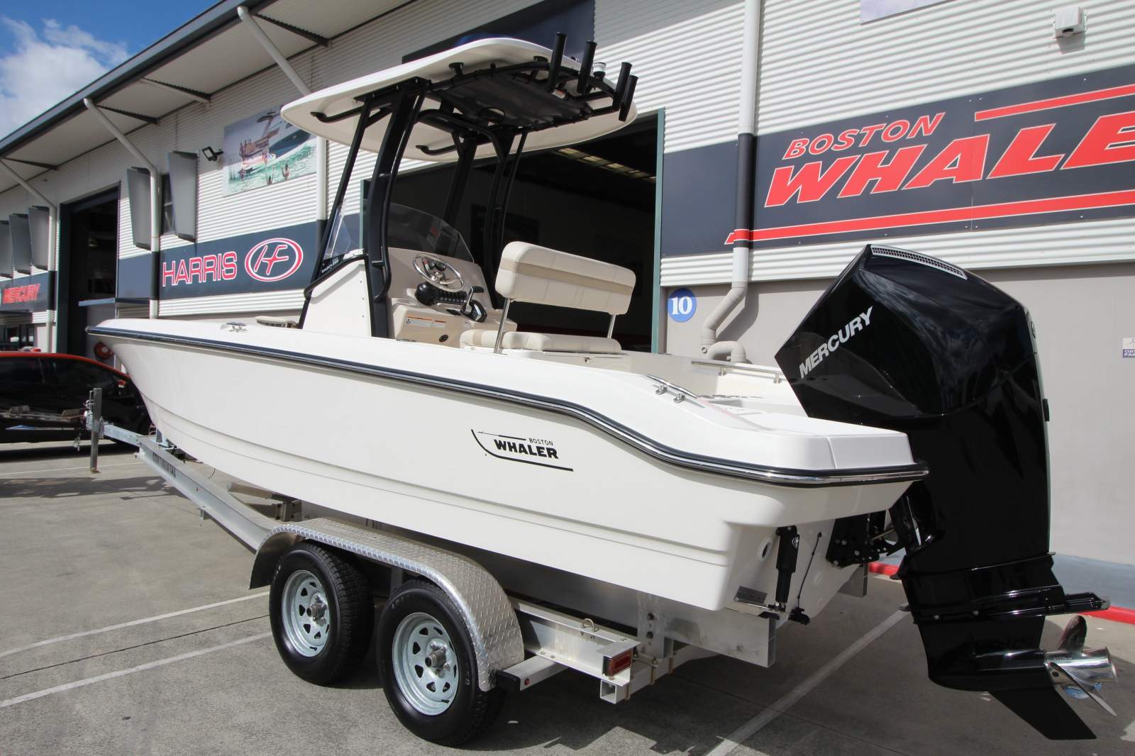 New Boston Whaler 220 Dauntless Centre Console