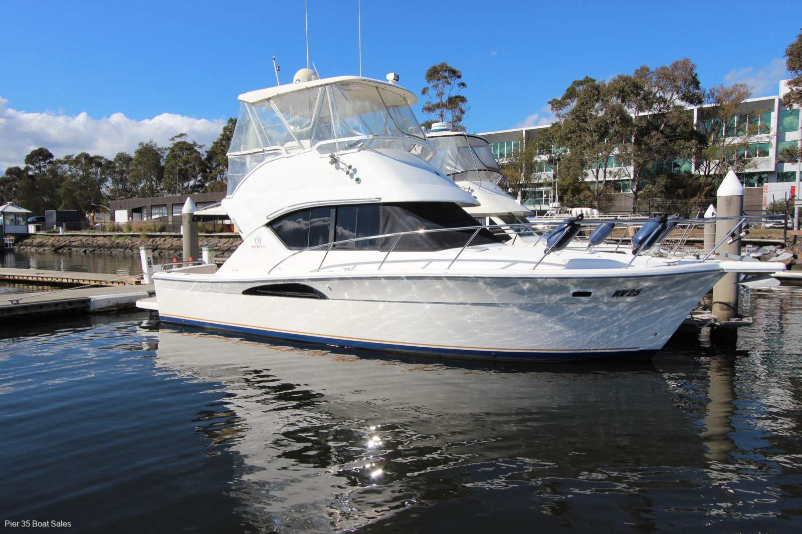 Riviera 3350 Flybridge