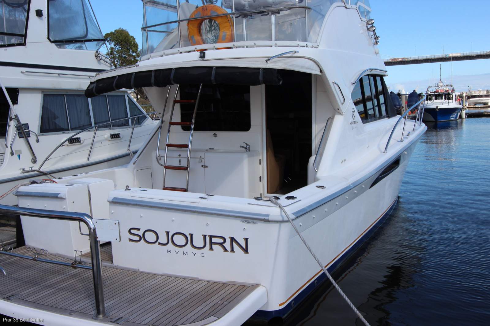 Riviera 3350 Flybridge