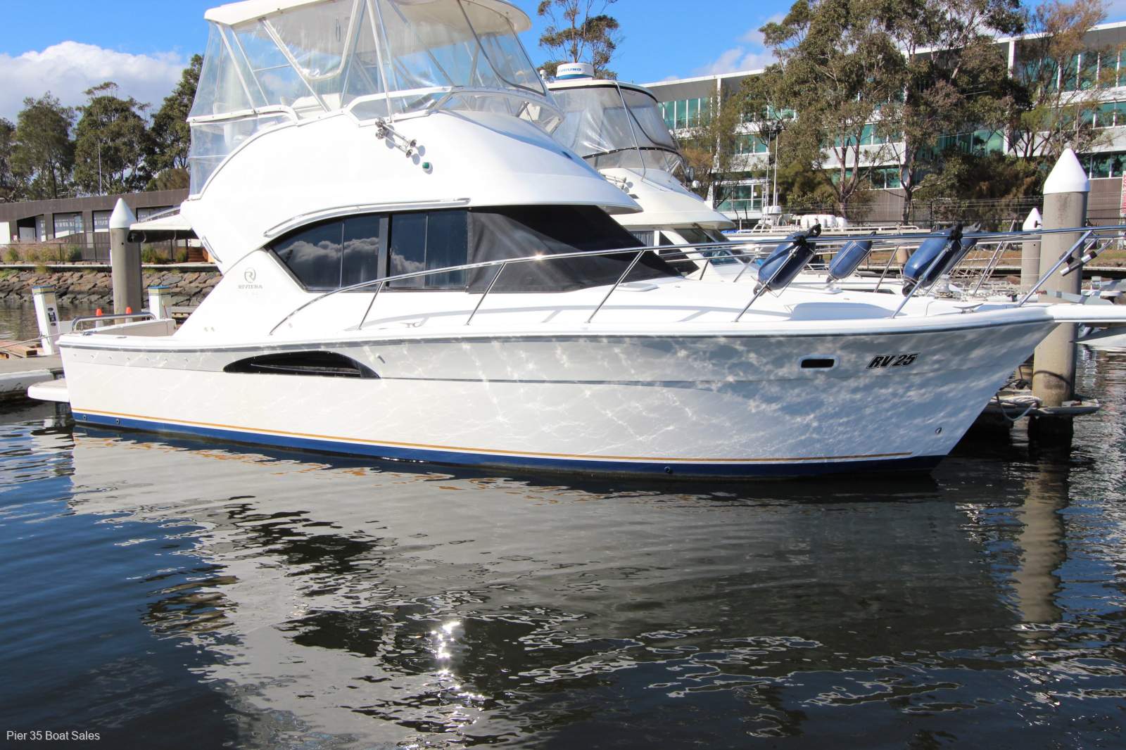 Riviera 3350 Flybridge