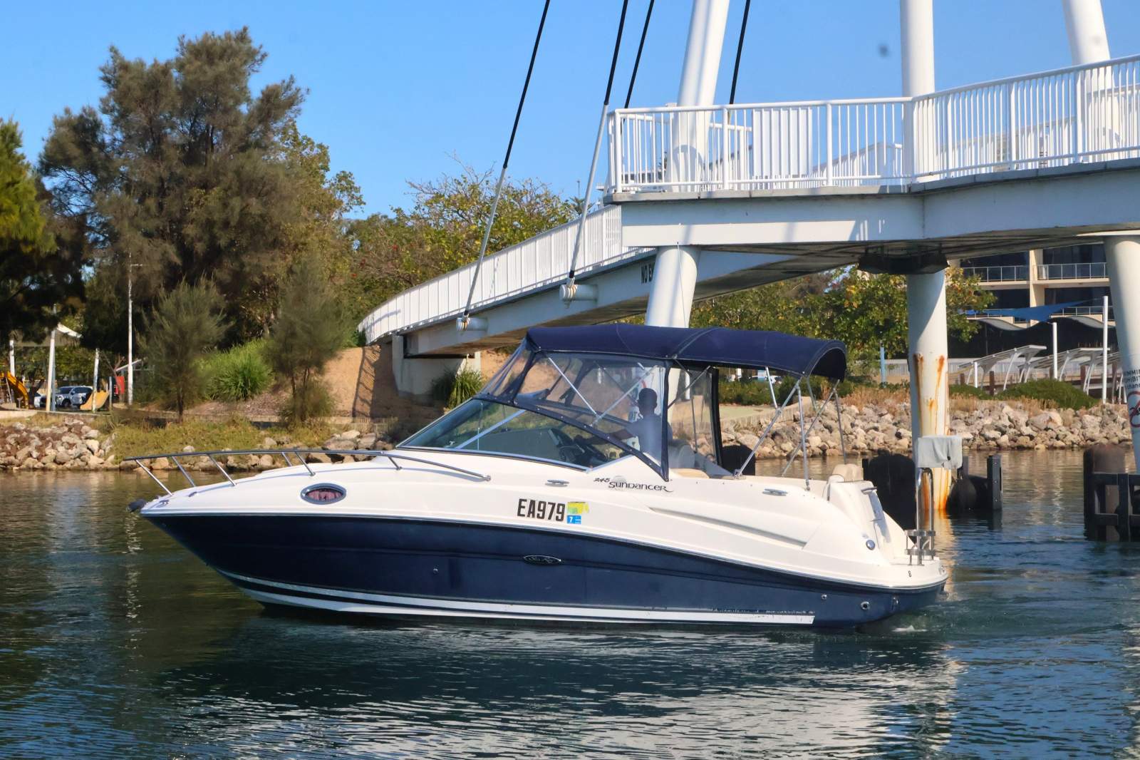 Sea Ray 245 Sundancer - Compact & Comfortable!