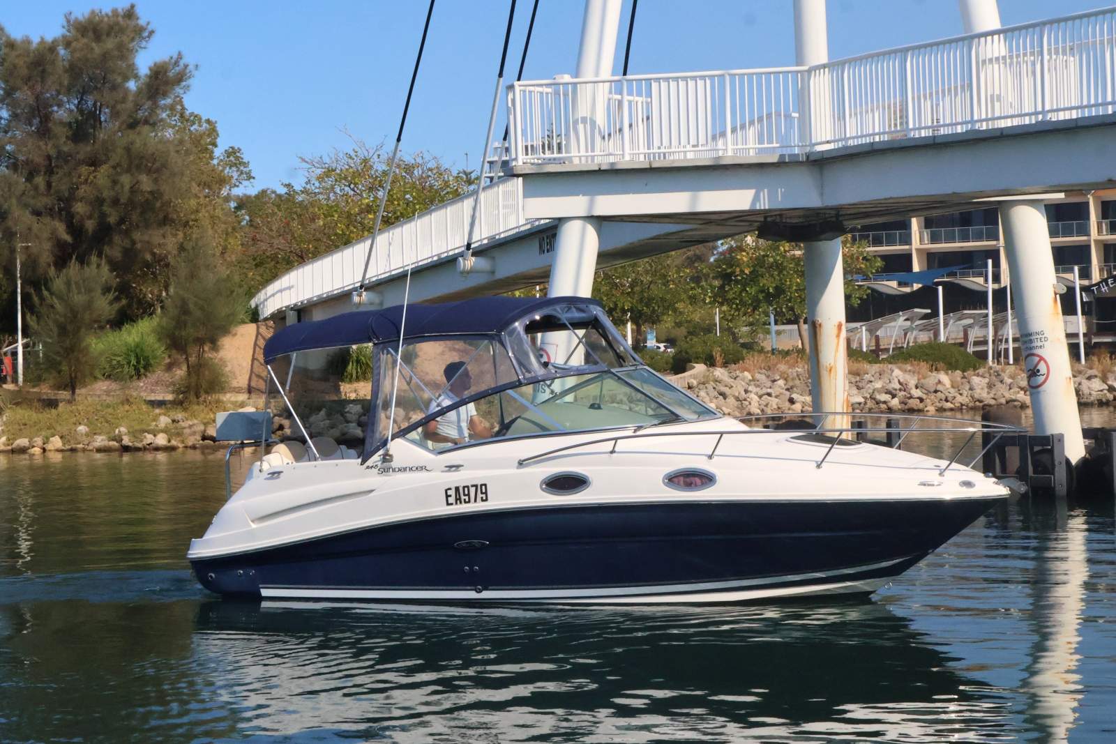 Sea Ray 245 Sundancer - Compact & Comfortable!