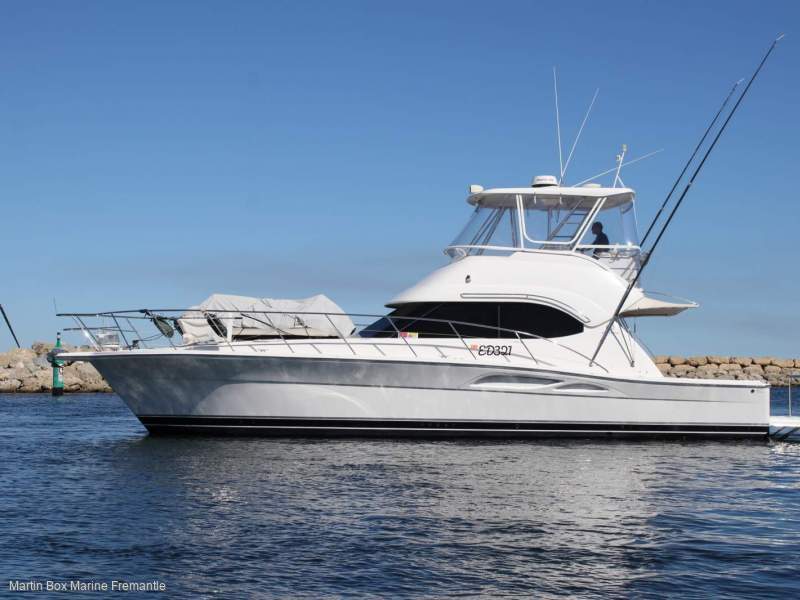 Riviera 42 Flybridge with Cummins 490Hp Diesels and Survey Construction