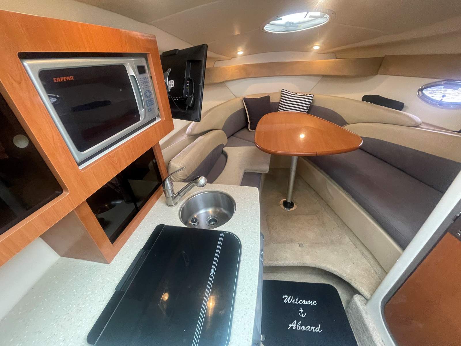 Maxum 2600 SE Sports Cruiser MerCrusier 350 inboard