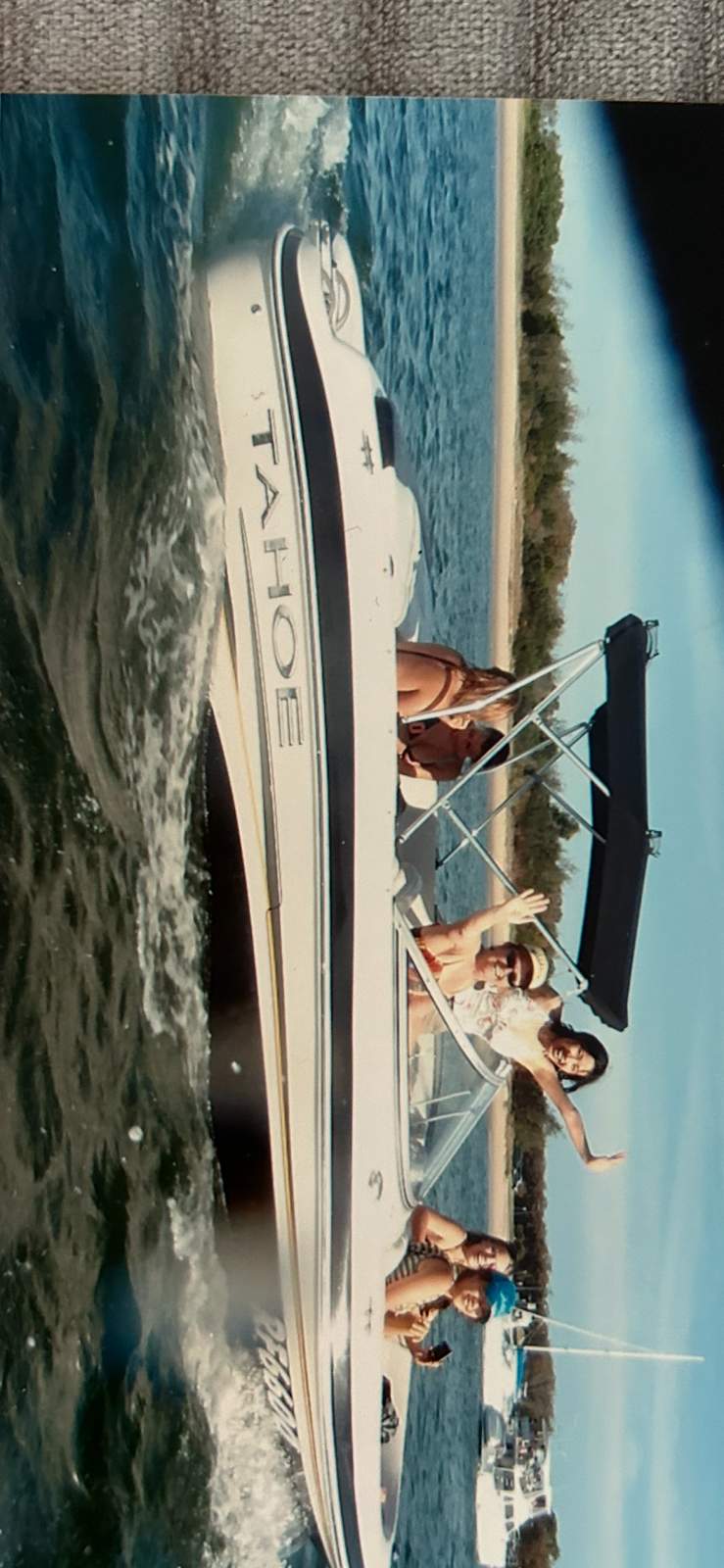 Tahoe Q4 Bowrider
