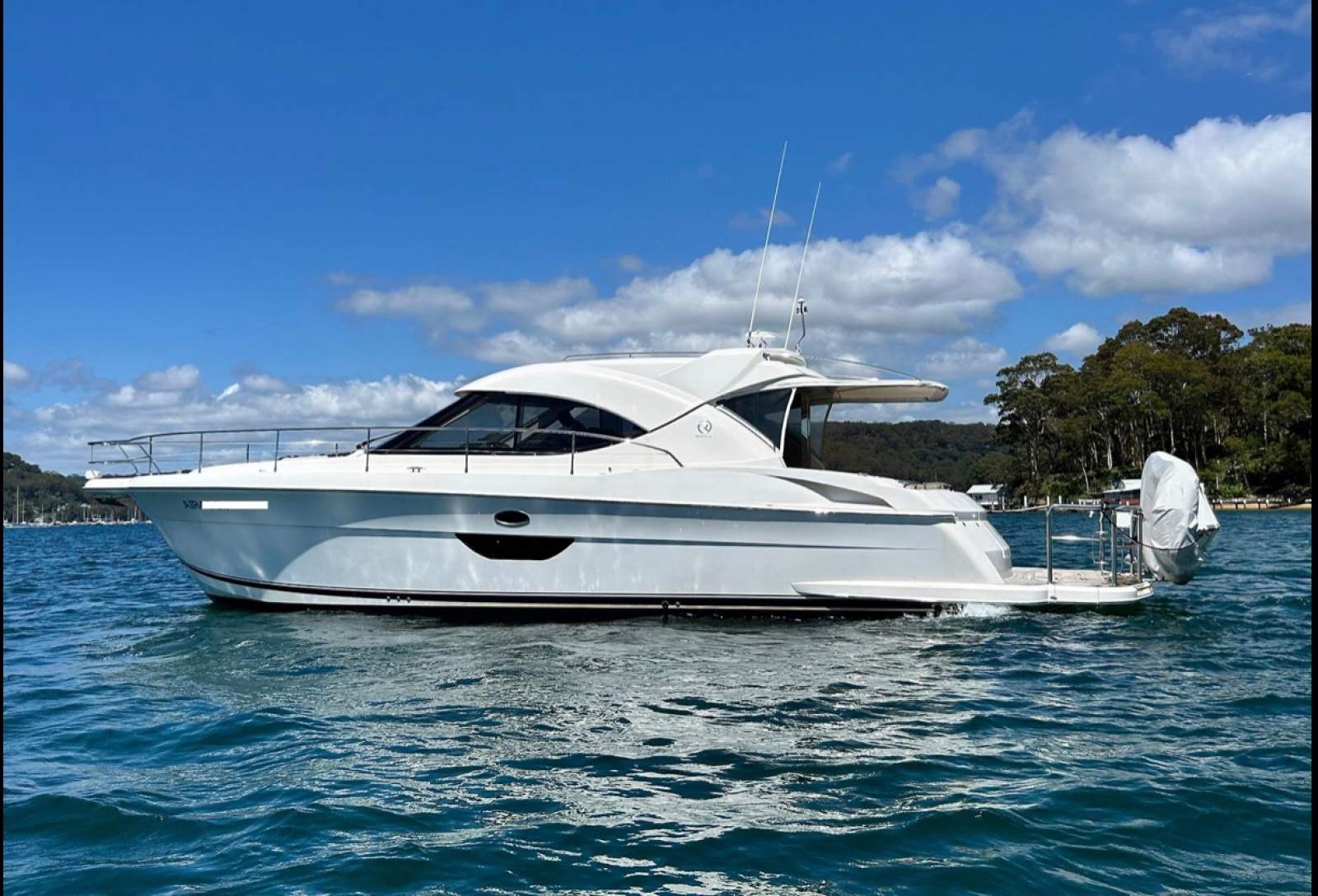 Riviera 4400 Sport Yacht