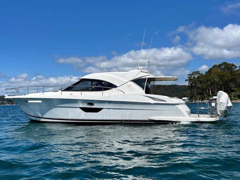 Riviera 4400 Sport Yacht