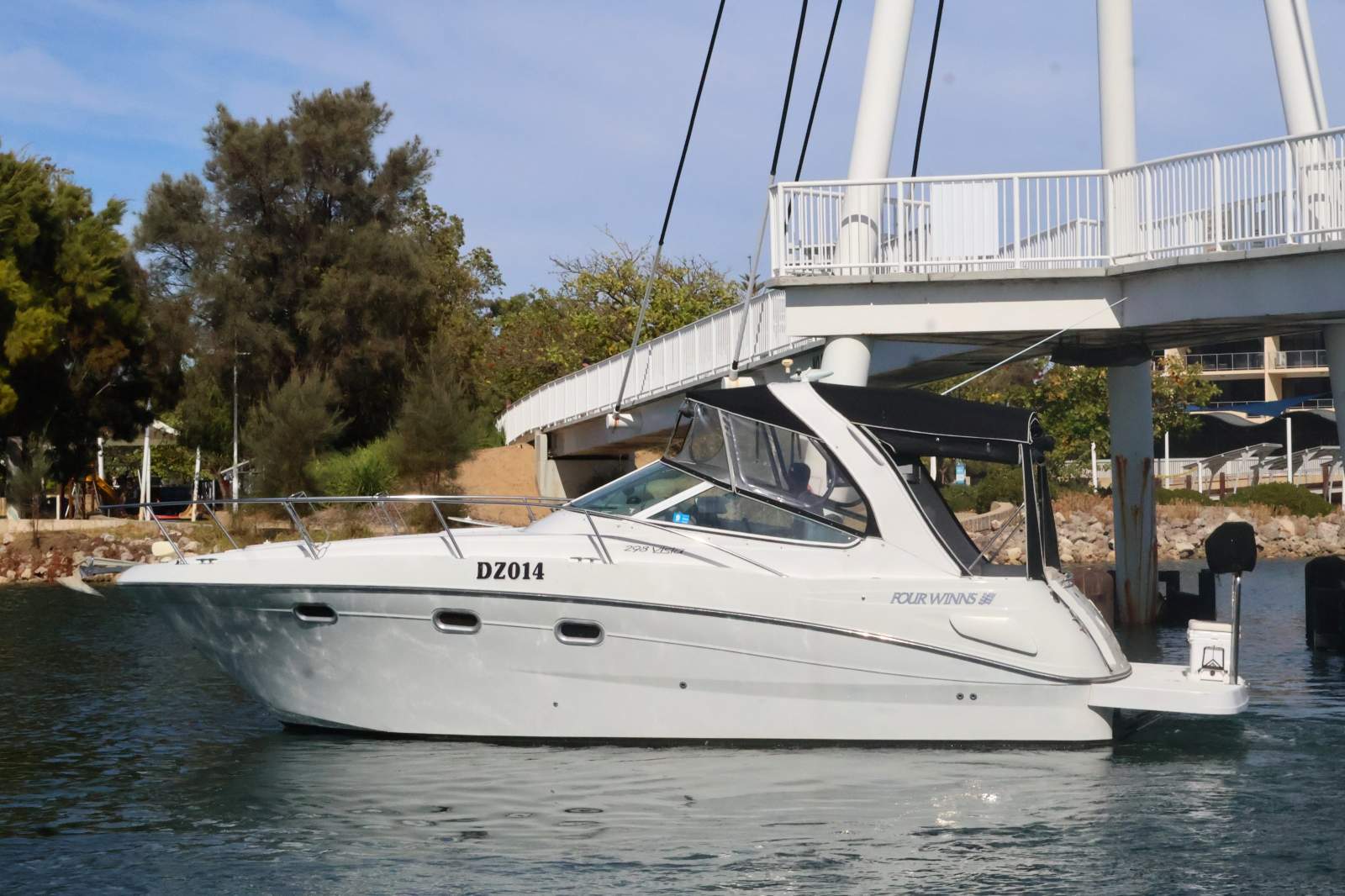 Four Winns Vista 298 - An Exceptional Cruiser!