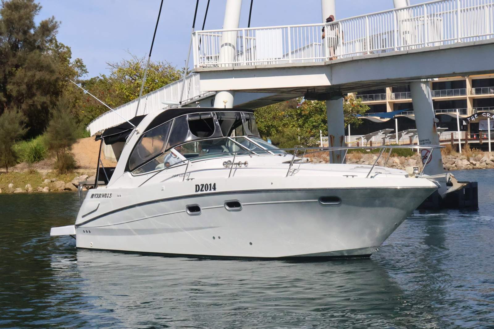 Four Winns Vista 298 - An Exceptional Cruiser!