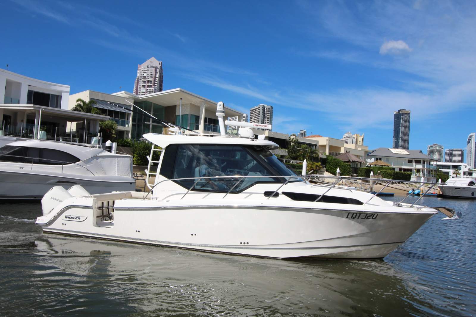 Boston Whaler 325 Conquest
