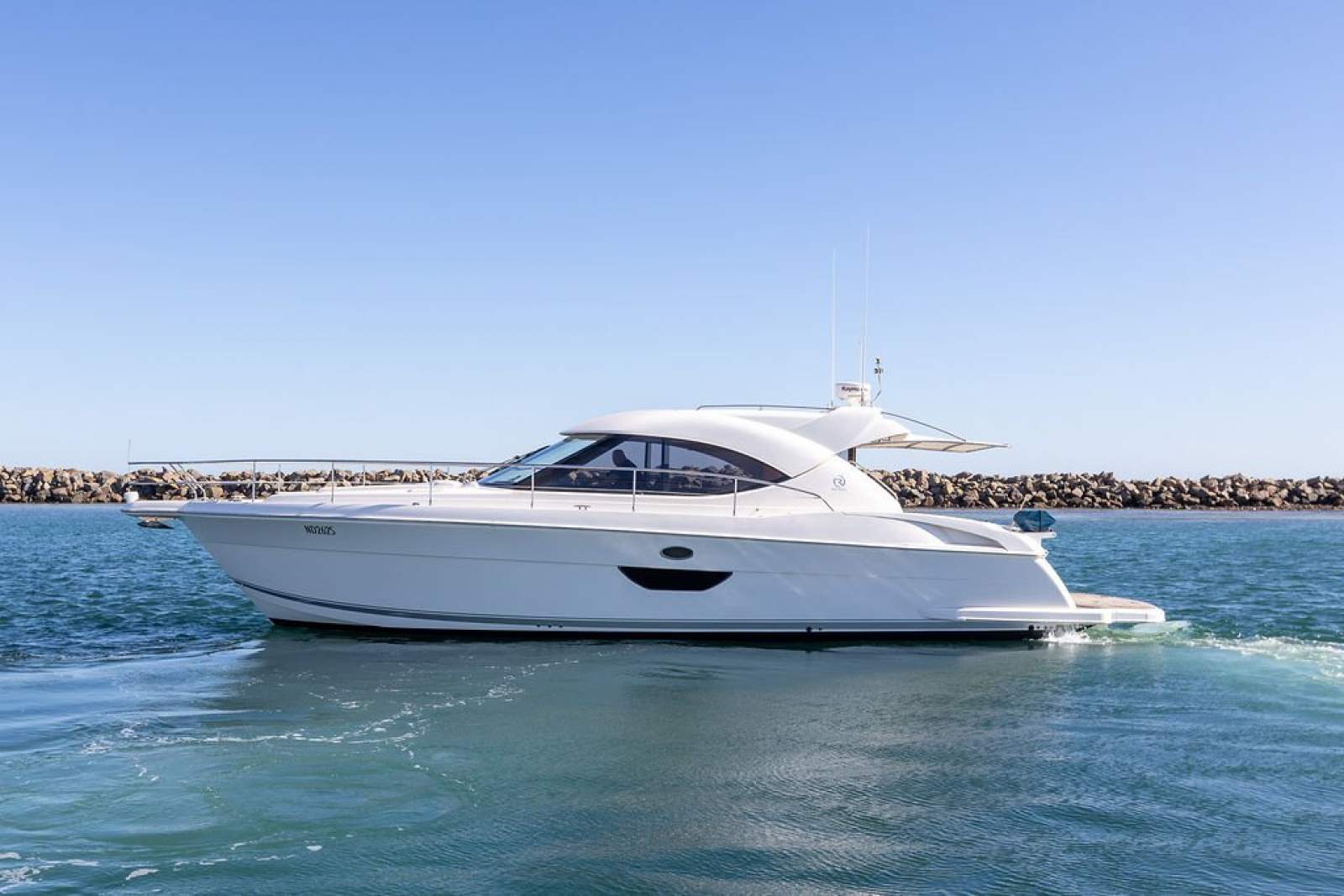 Riviera 4400 Sport Yacht