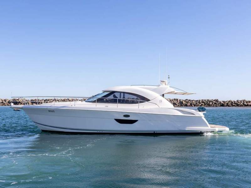 Riviera 4400 Sport Yacht