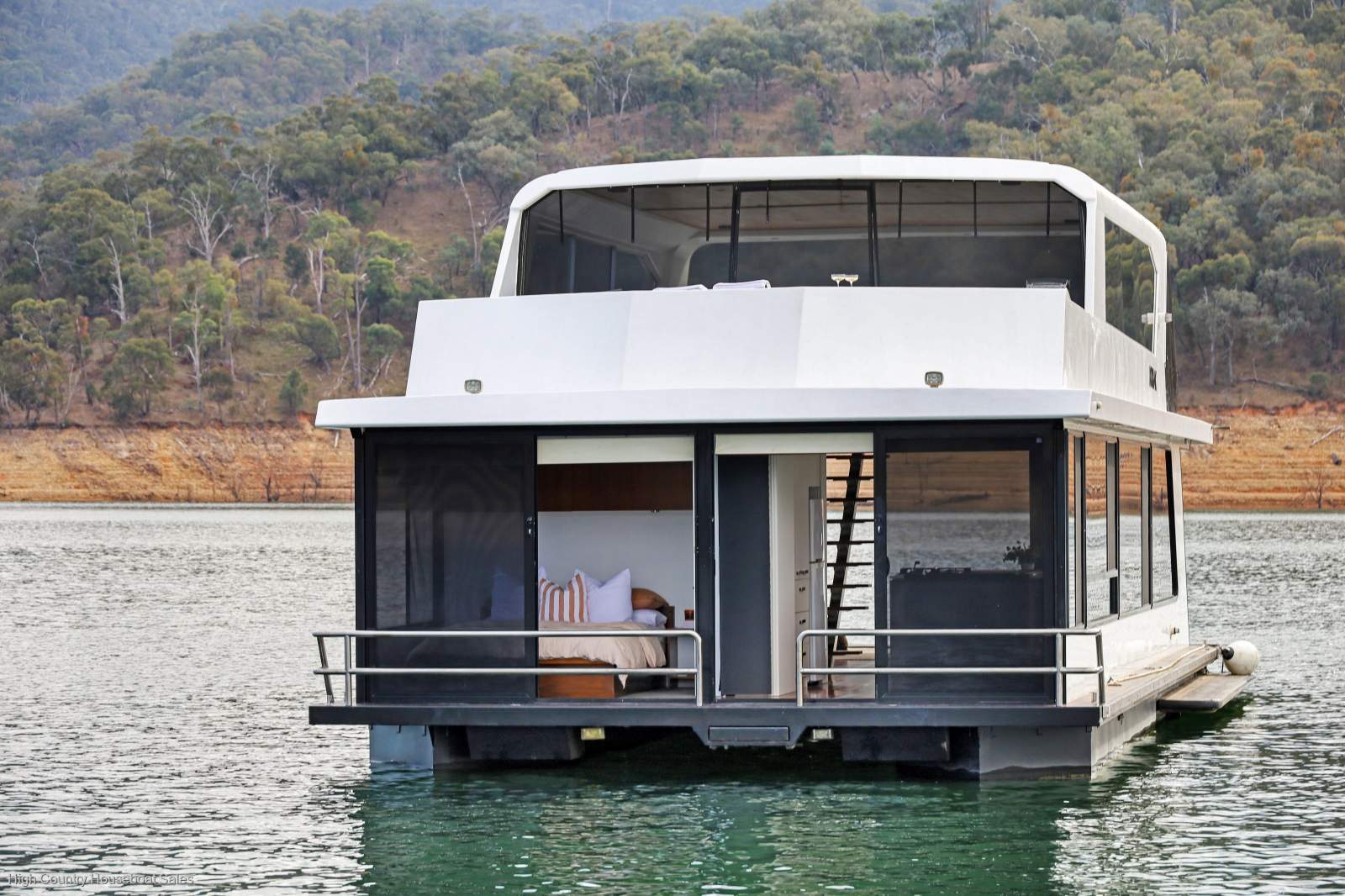 KIK BAK Houseboat Holiday Home on Lake Eildon:KIK BAK on Lake Eildon