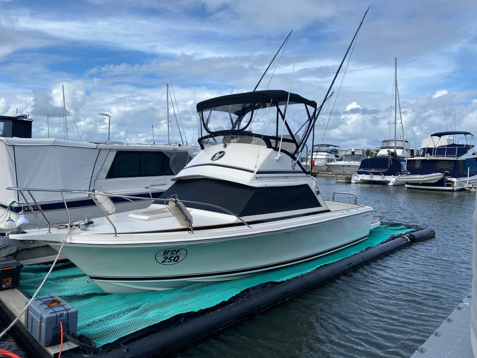 Bertram 25 Flybridge Bertram 25 Sports Fisher