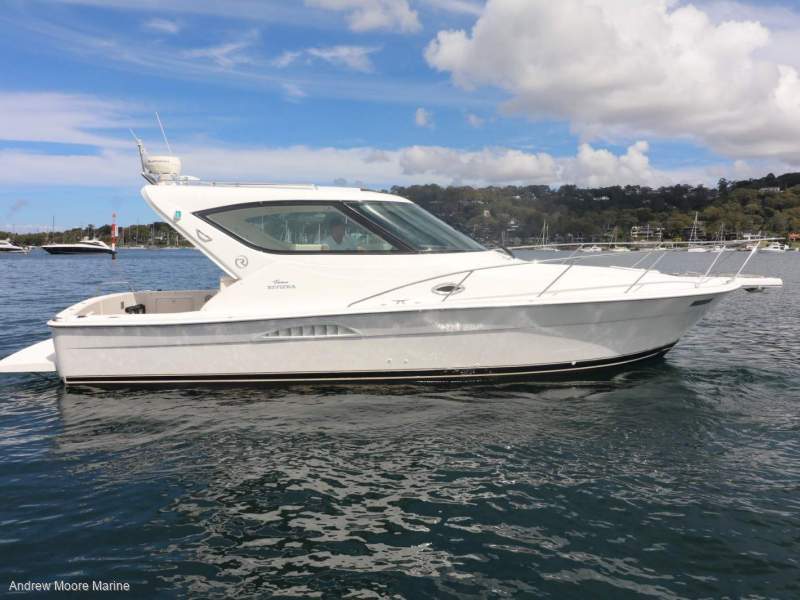 Riviera 3000 Offshore Enclosed