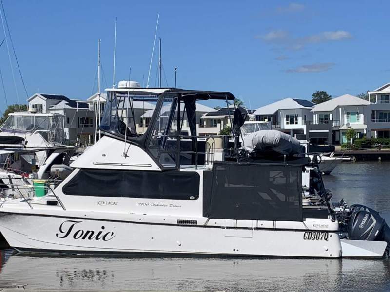 Kevlacat 3700 Flybridge Deluxe