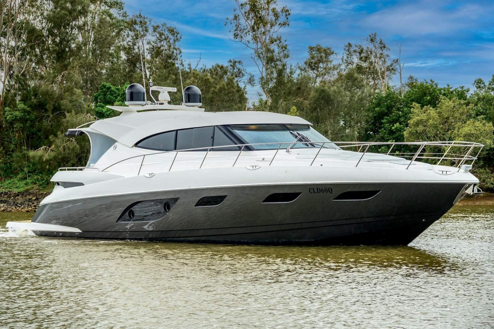 Riviera 6000 Sport Yacht