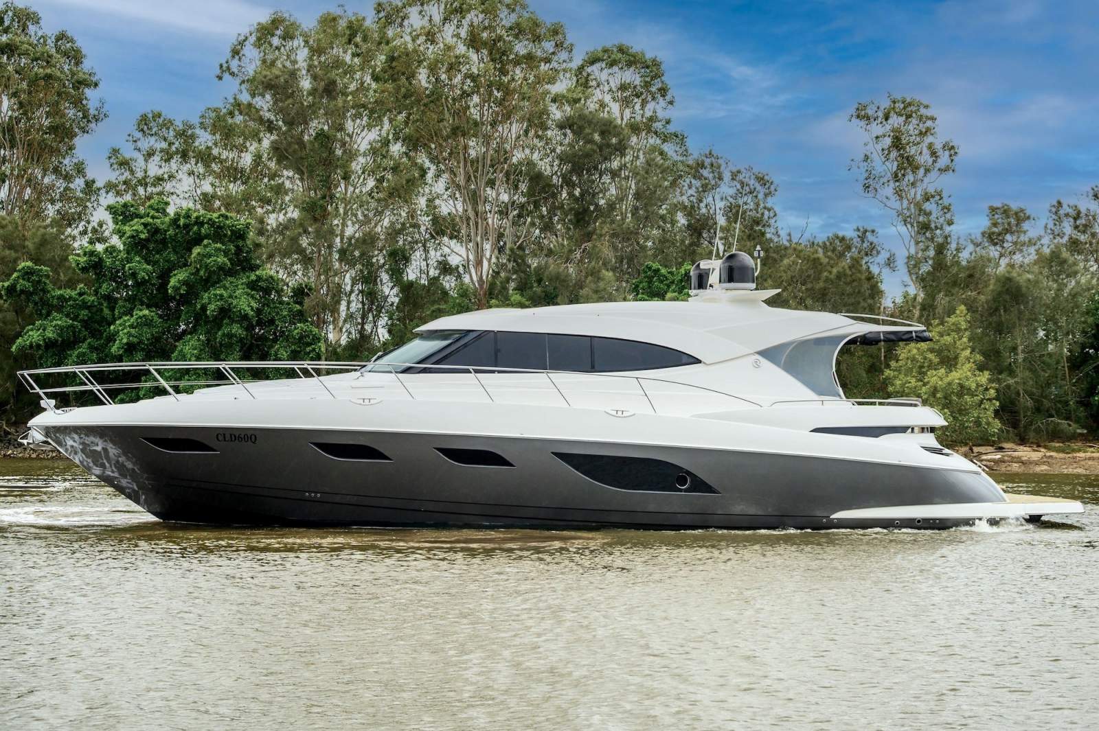 Riviera 6000 Sport Yacht