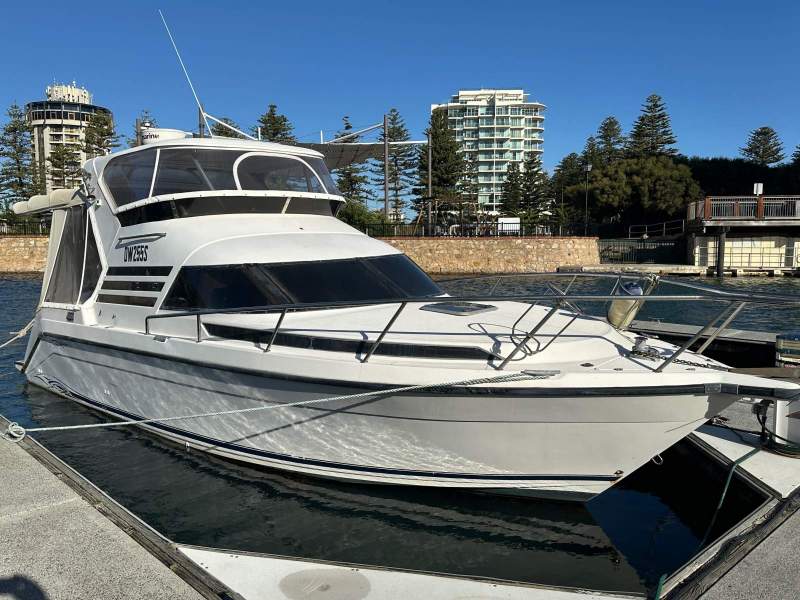 Seaquest 2800 Sportsman Flybridge Cruiser