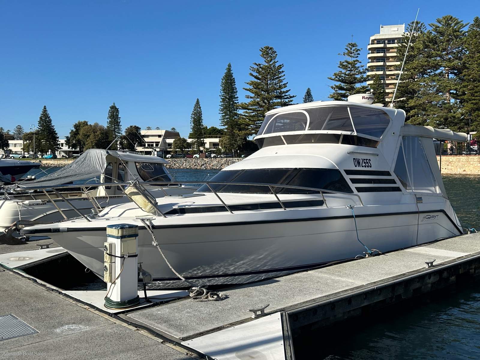 Seaquest 2800 Sportsman Flybridge Cruiser