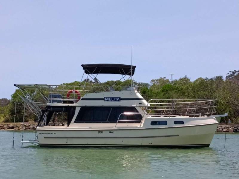 Honeymoon 33 Flybridge Cruiser