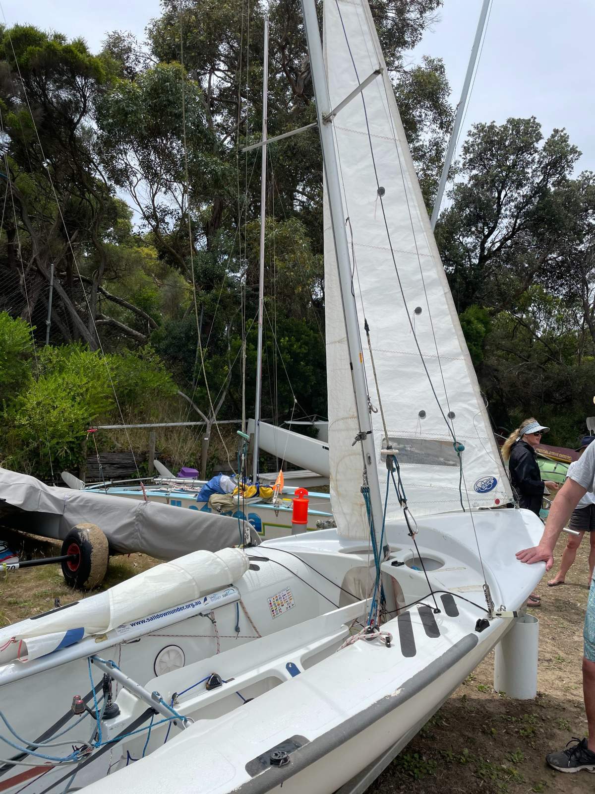 420 Sailing Dinghy International multiple sails, beach + road trailer