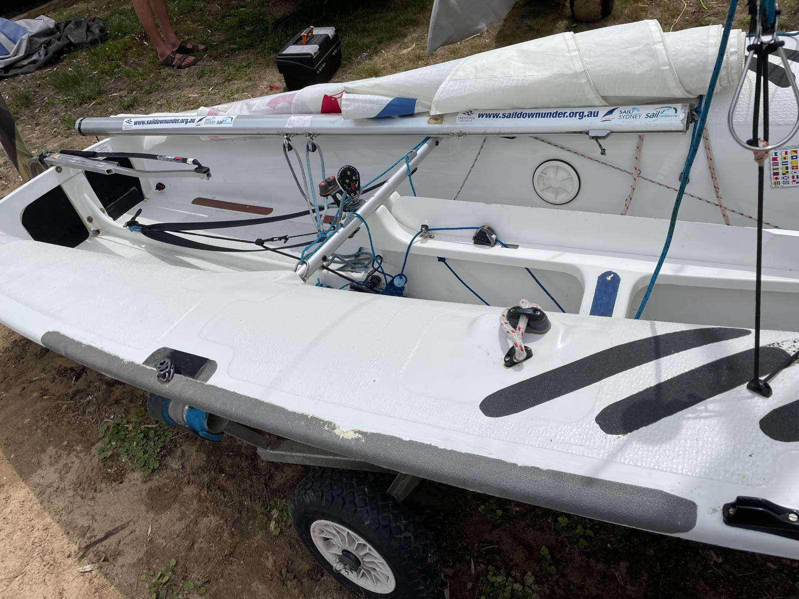 420 Sailing Dinghy International multiple sails, beach + road trailer