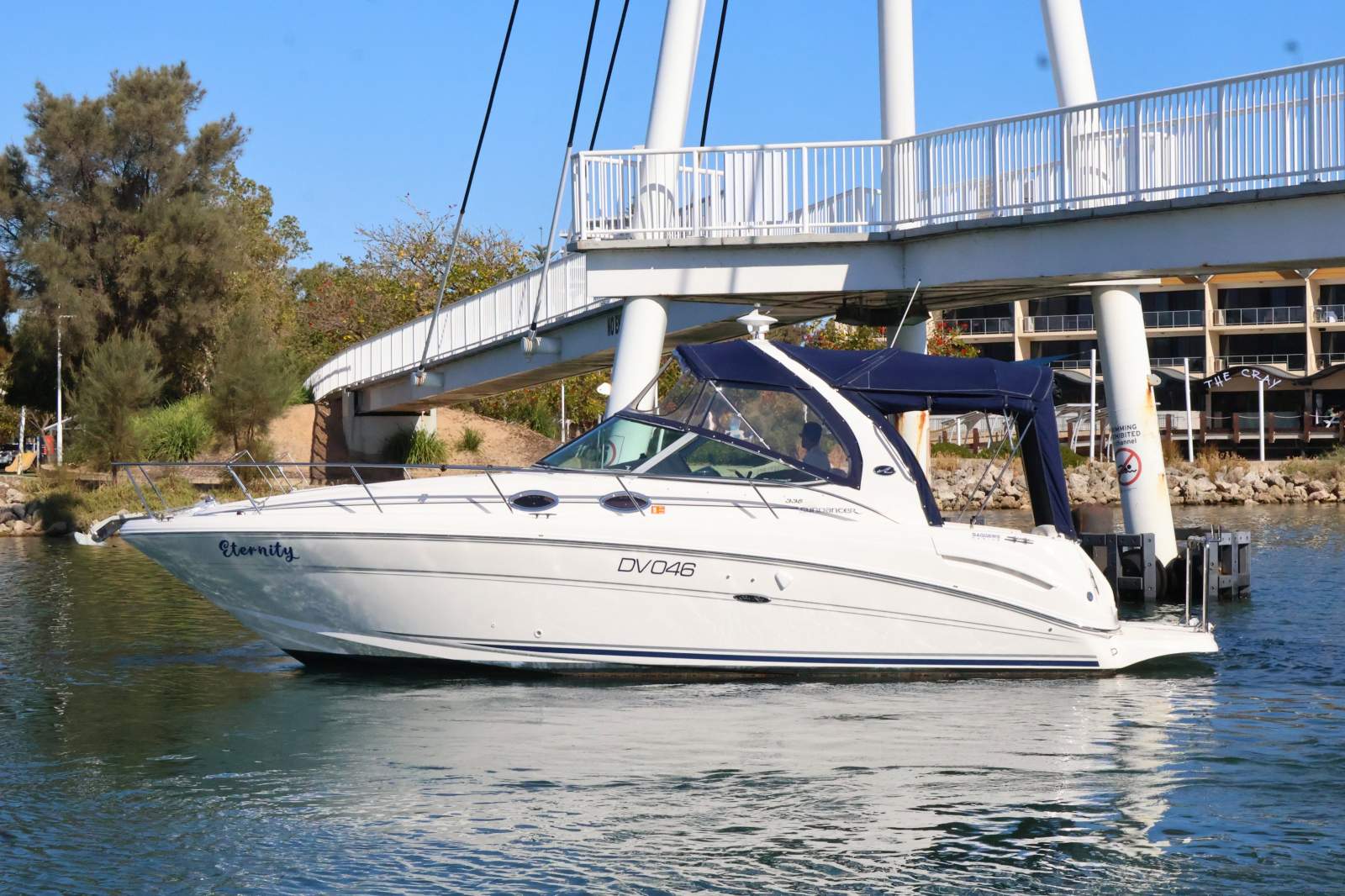 Sea Ray 335 Sundancer - Capable cruiser!