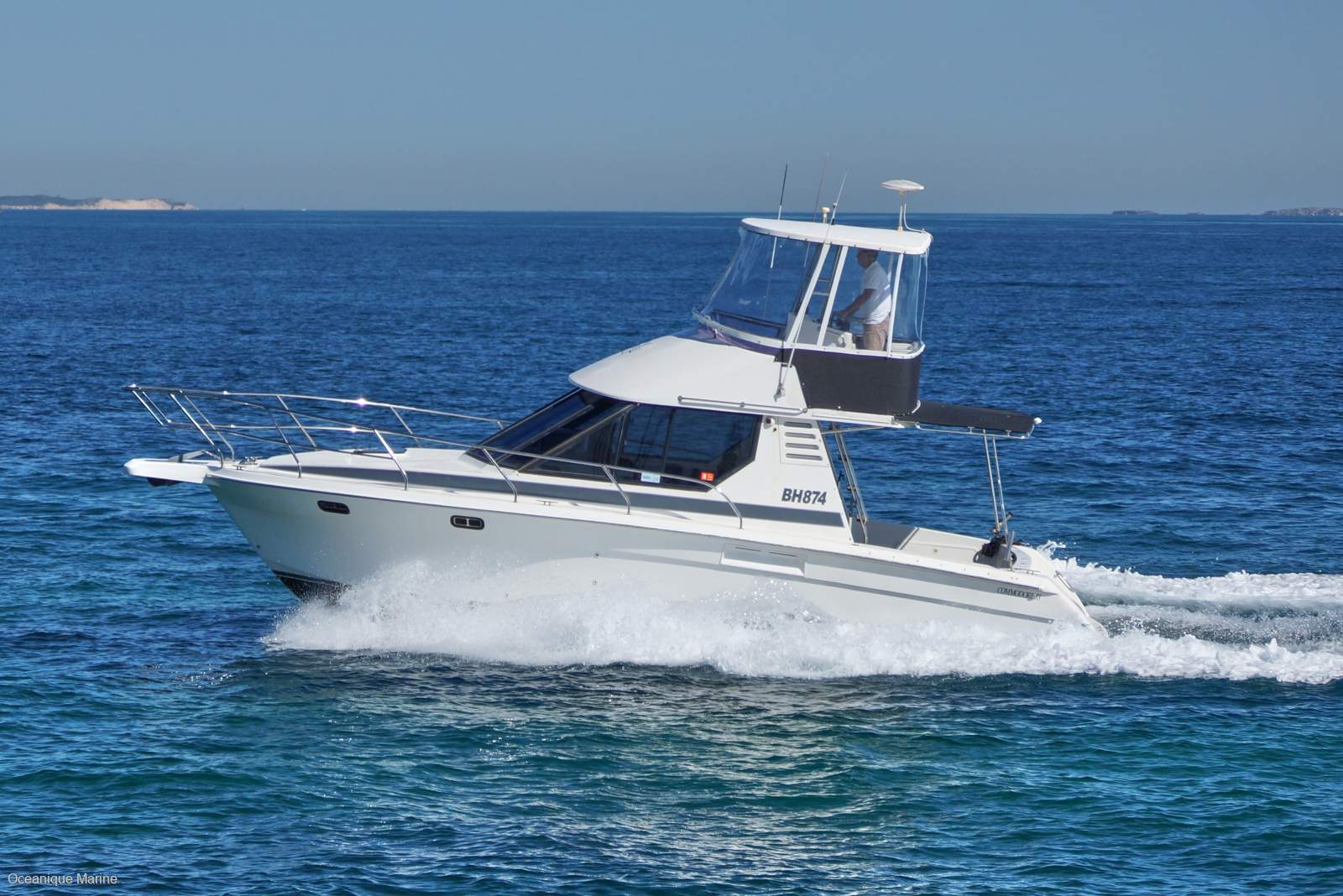 Commodore 33 Flybridge Twin Cabin Cruiser