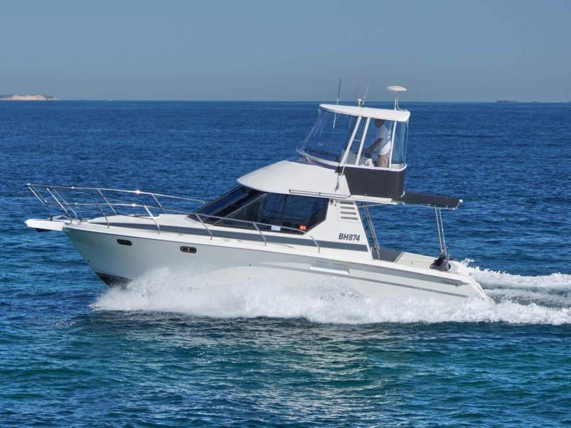 Commodore 33 Flybridge Twin Cabin Cruiser