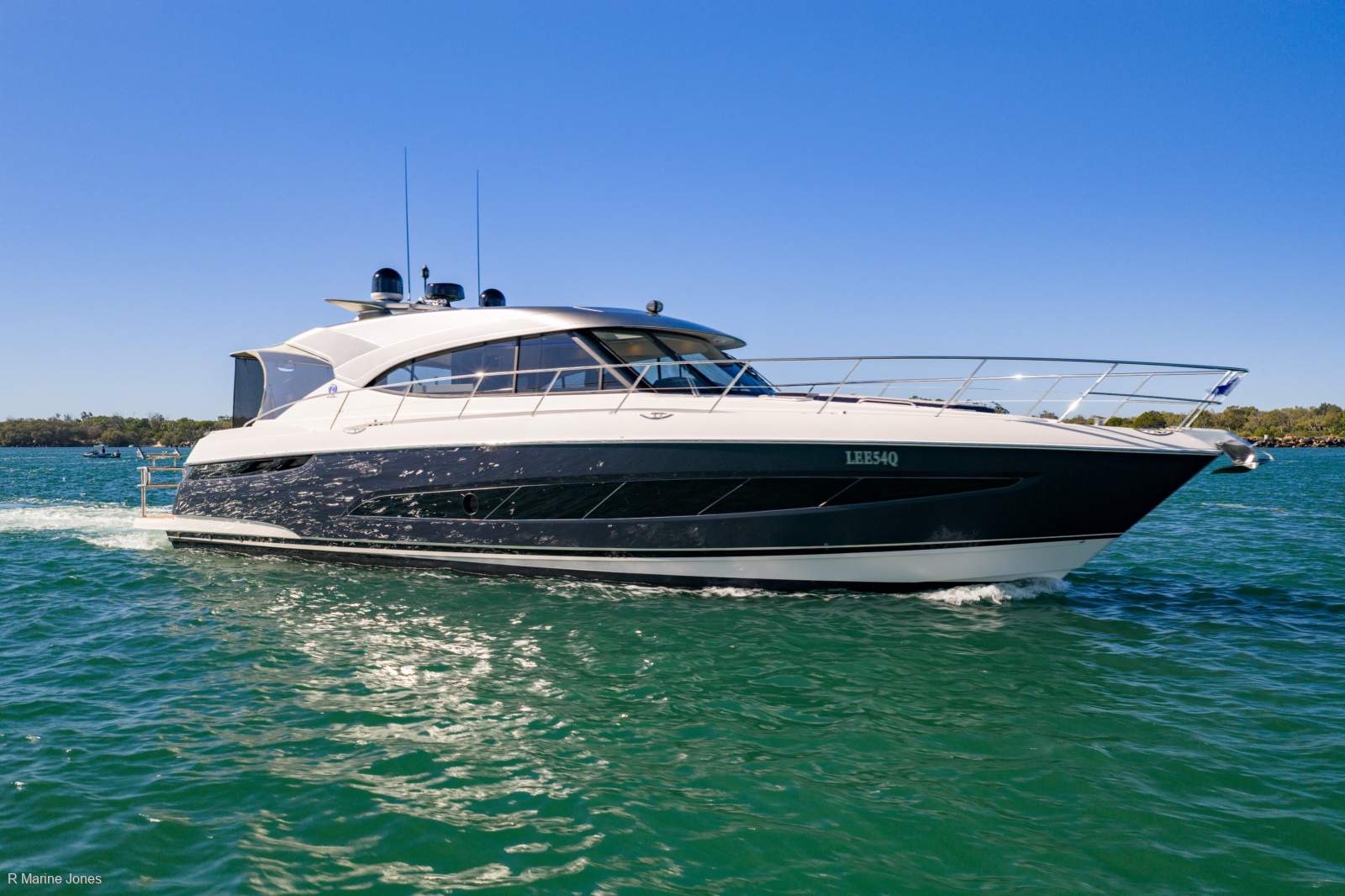 Riviera 5400 Sport Yacht Platinum Edition