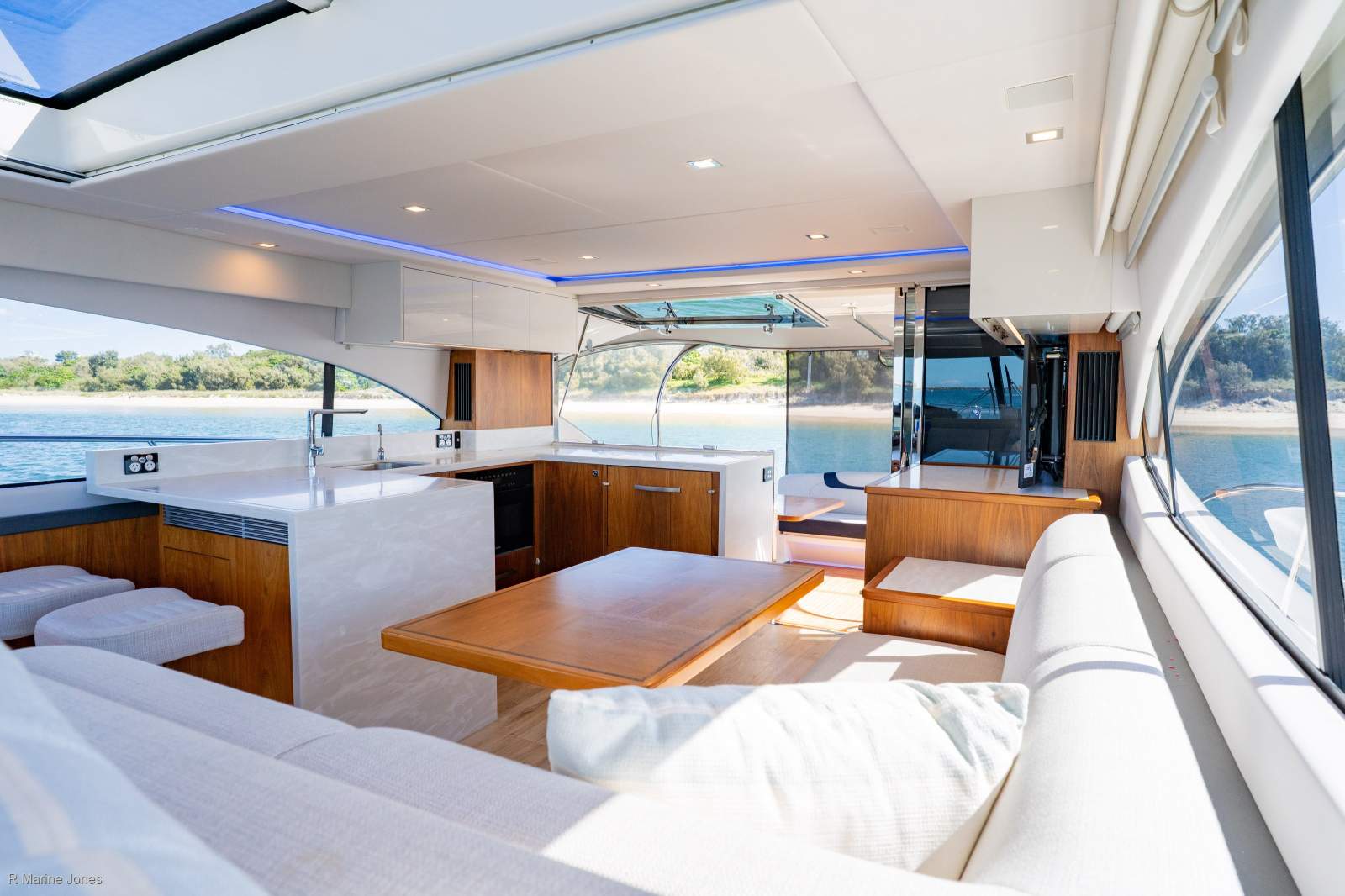 Riviera 5400 Sport Yacht Platinum Edition