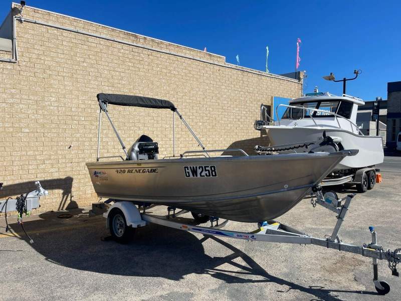 Quintrex 420 Renegade 420 RENECADE - with canopy and motor guide