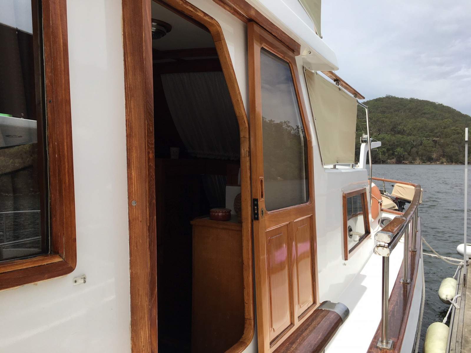 Lycrest 41 Flybridge Cruiser
