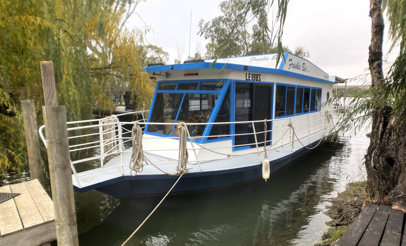 FRANKIE BEE" Beautifully kept River Wren Houseboat