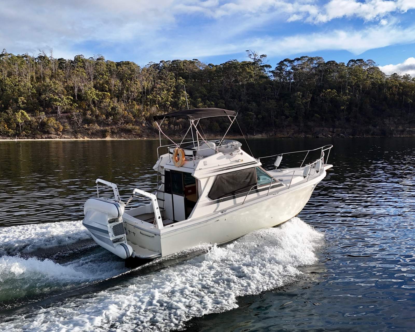 Mariner 28 Flybridge UPGRADED LOW HOURS ENGINE, EXCEPTIONAL CONDITION!