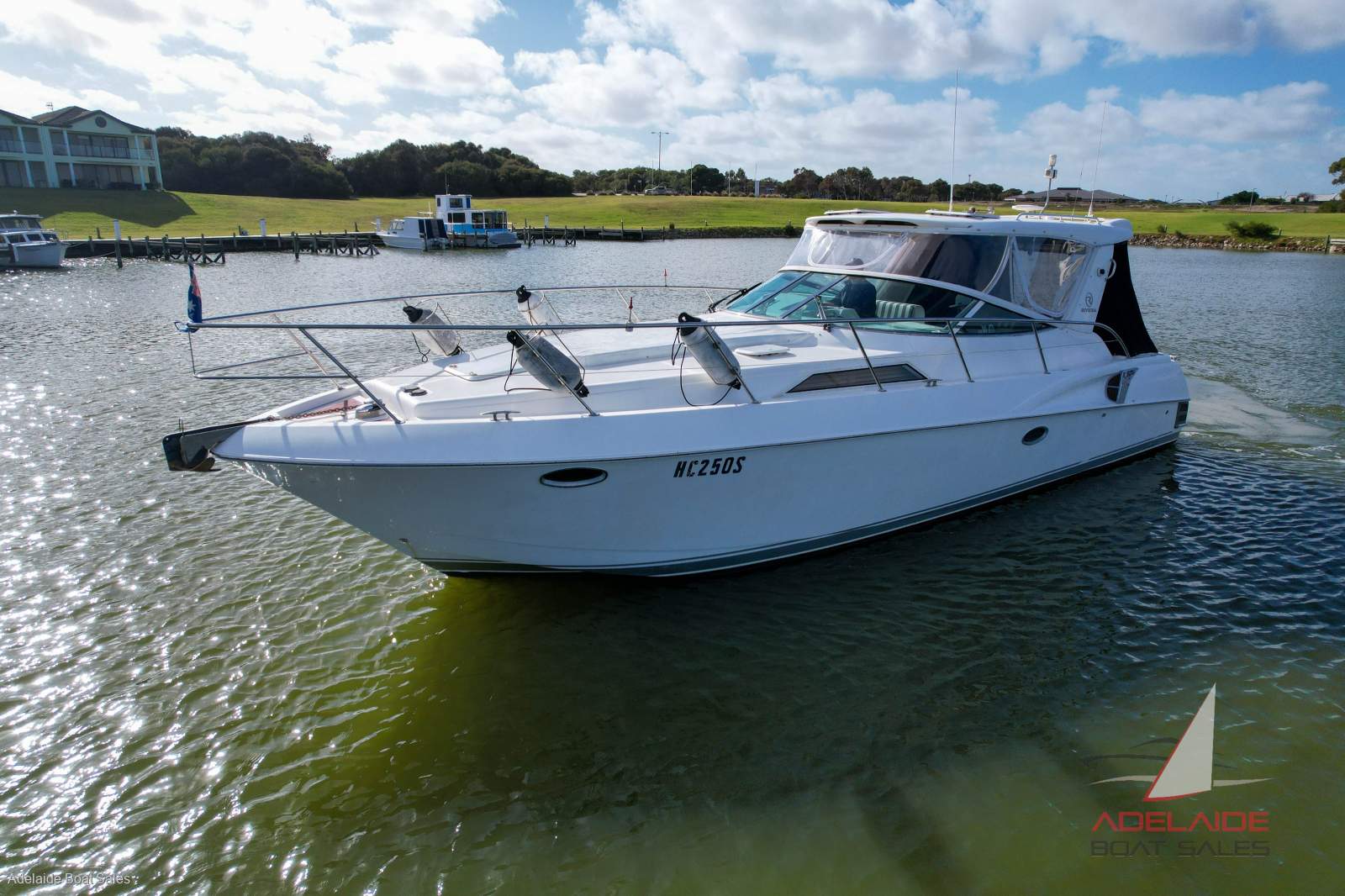 Riviera M360 Sportscruiser + closed cooling + bow thruster