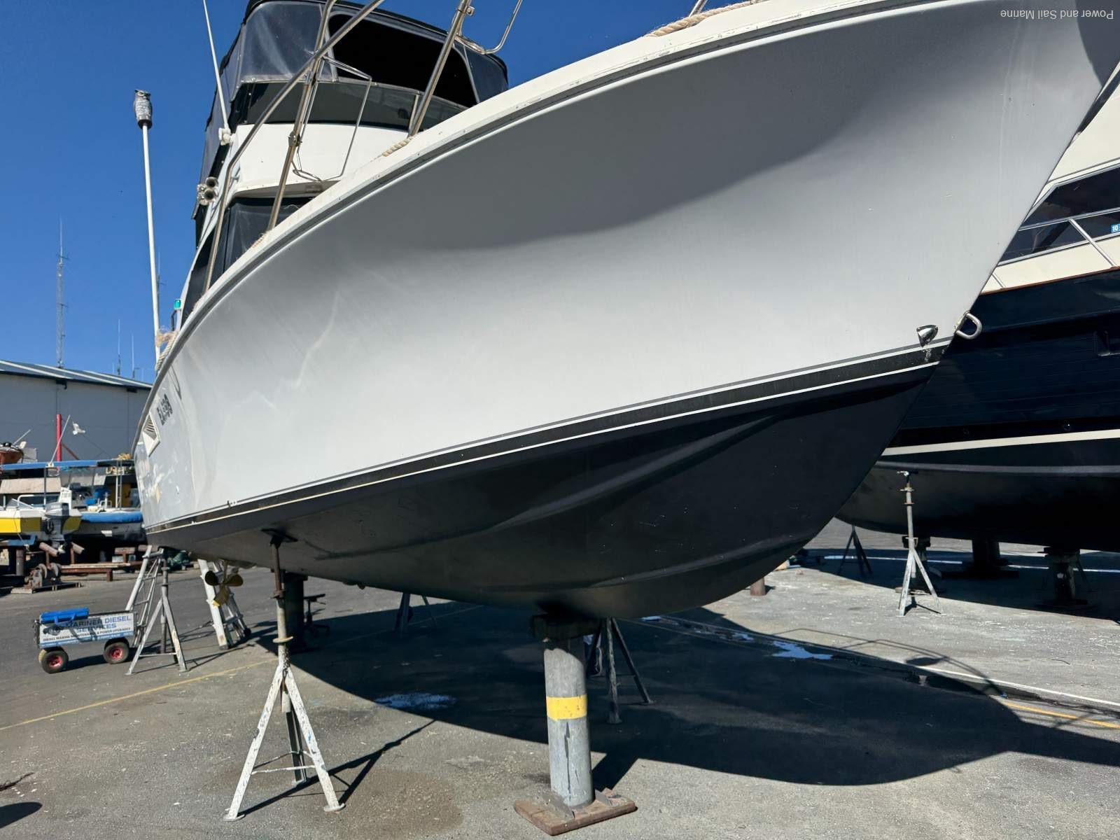 Bertram 31 Flybridge Cruiser