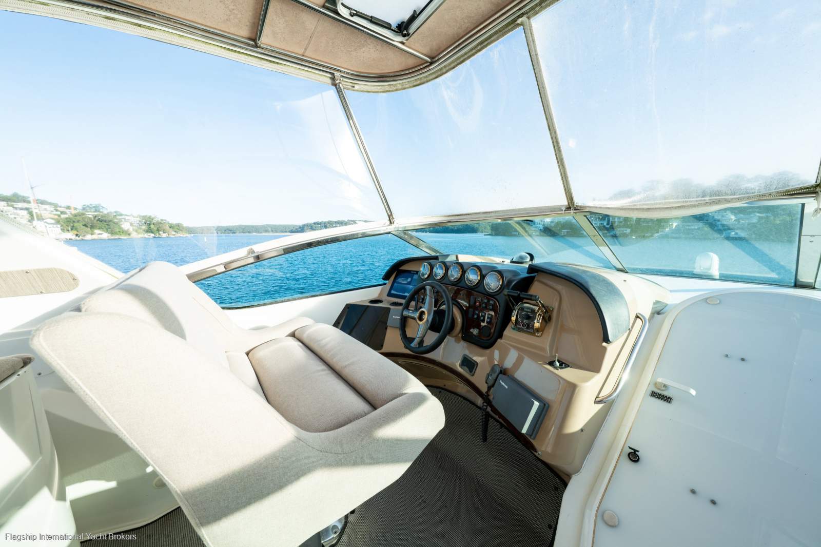 Carver 570 Pilothouse Cruiser