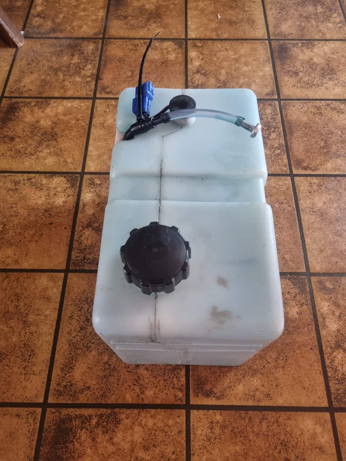 YAMAHA 2 STROKE OIL TANK WITH PUMP 10.5 LITRE CAPACITY