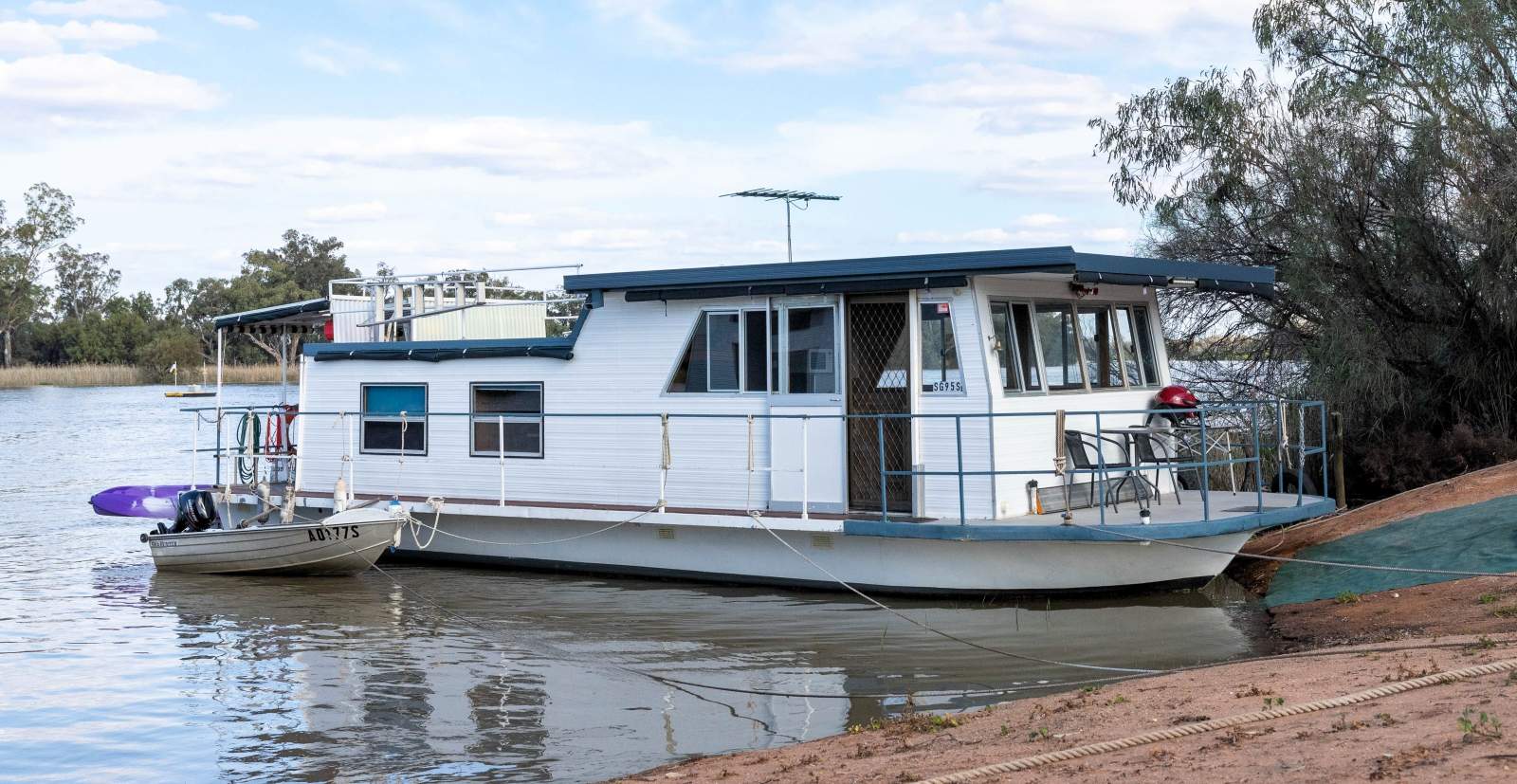 "ROCINANTE". River Cruiser Houseboat, Two Bedroom.