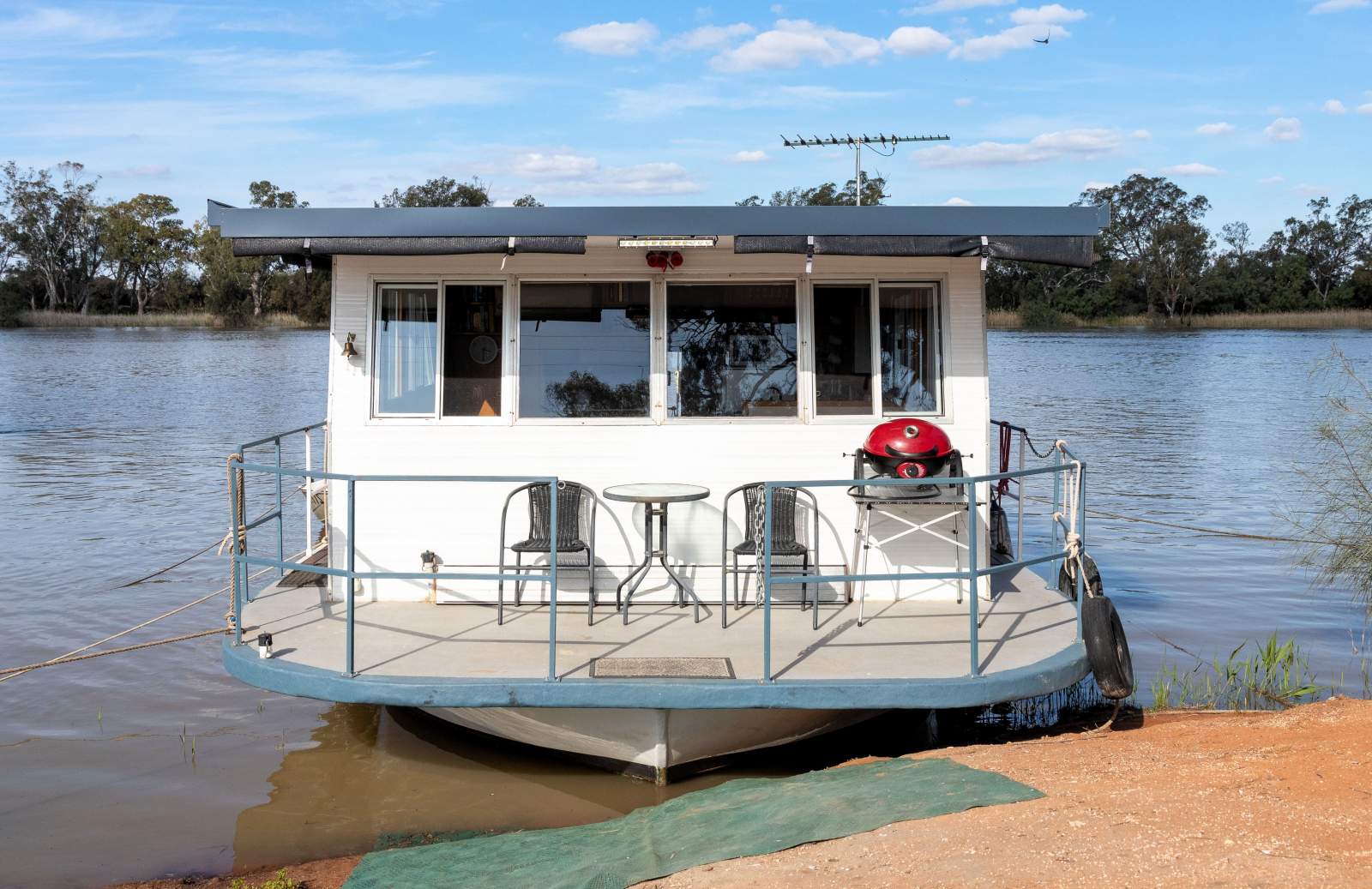 "ROCINANTE". River Cruiser Houseboat, Two Bedroom.