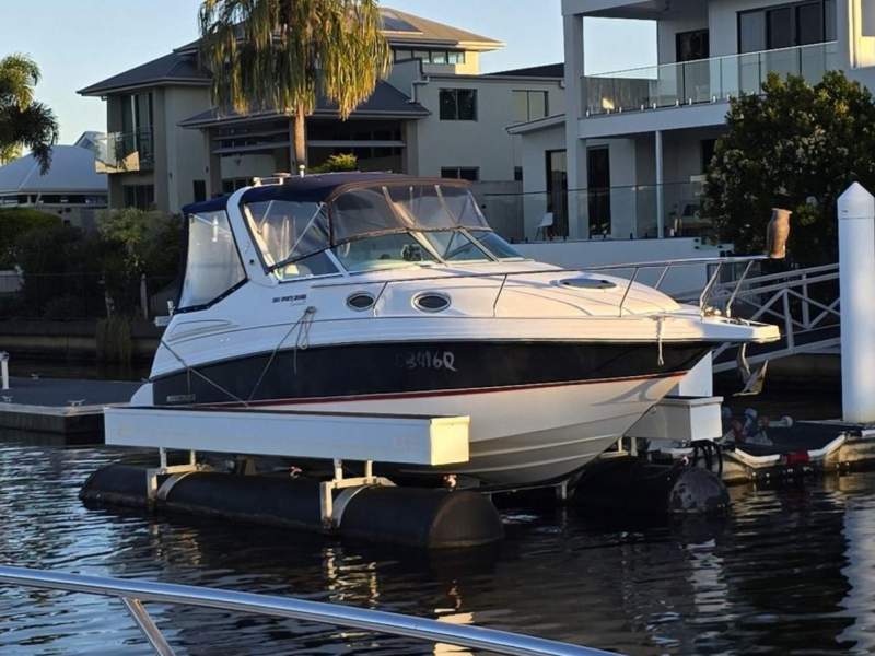 Mustang 2800 SportsCruiser Series III with Air Dock