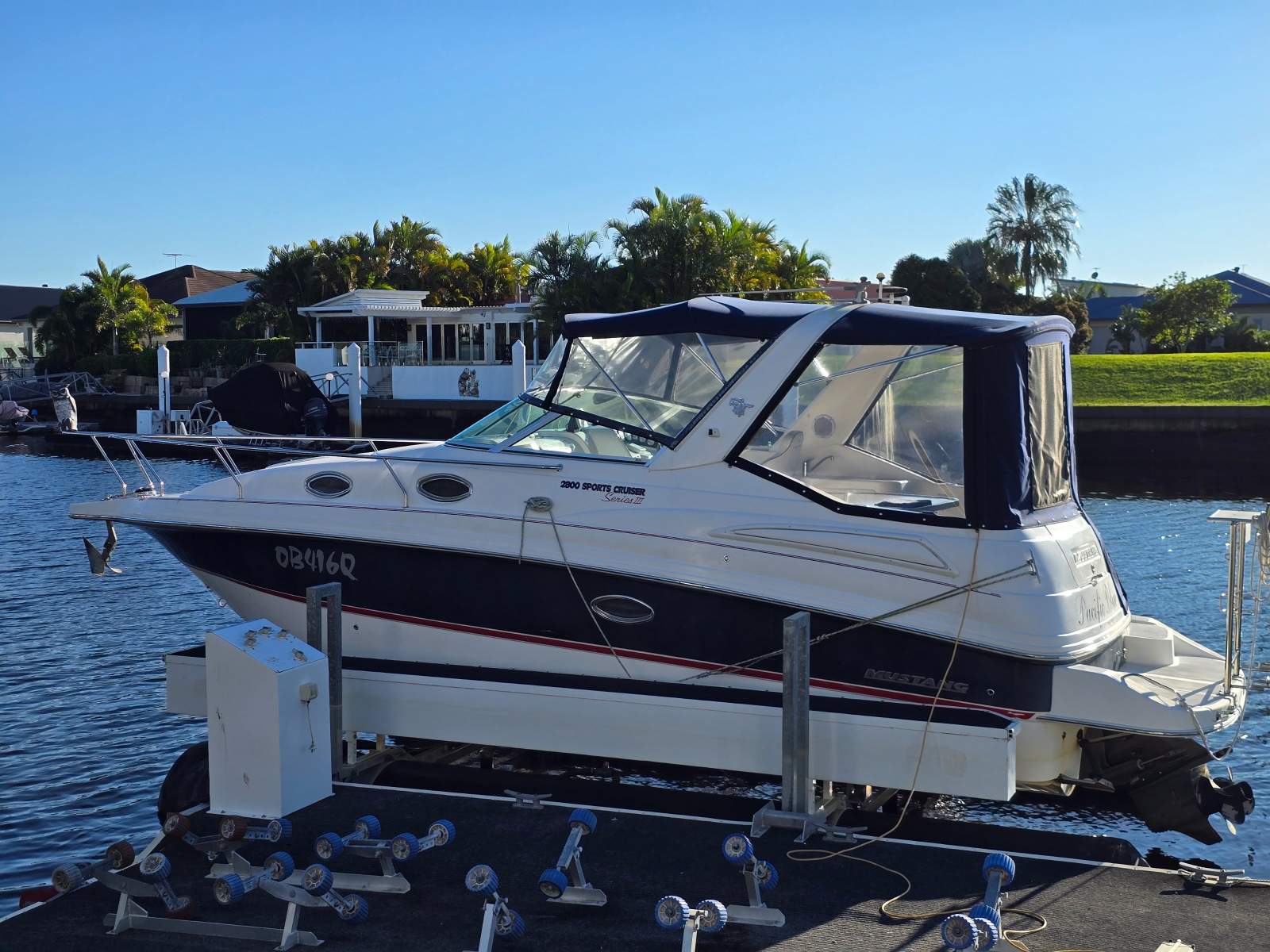 Mustang 2800 SportsCruiser Series III with Air Dock