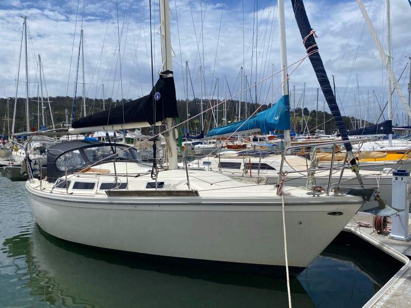 Catalina 30... With the interior space of a 35' yacht!
