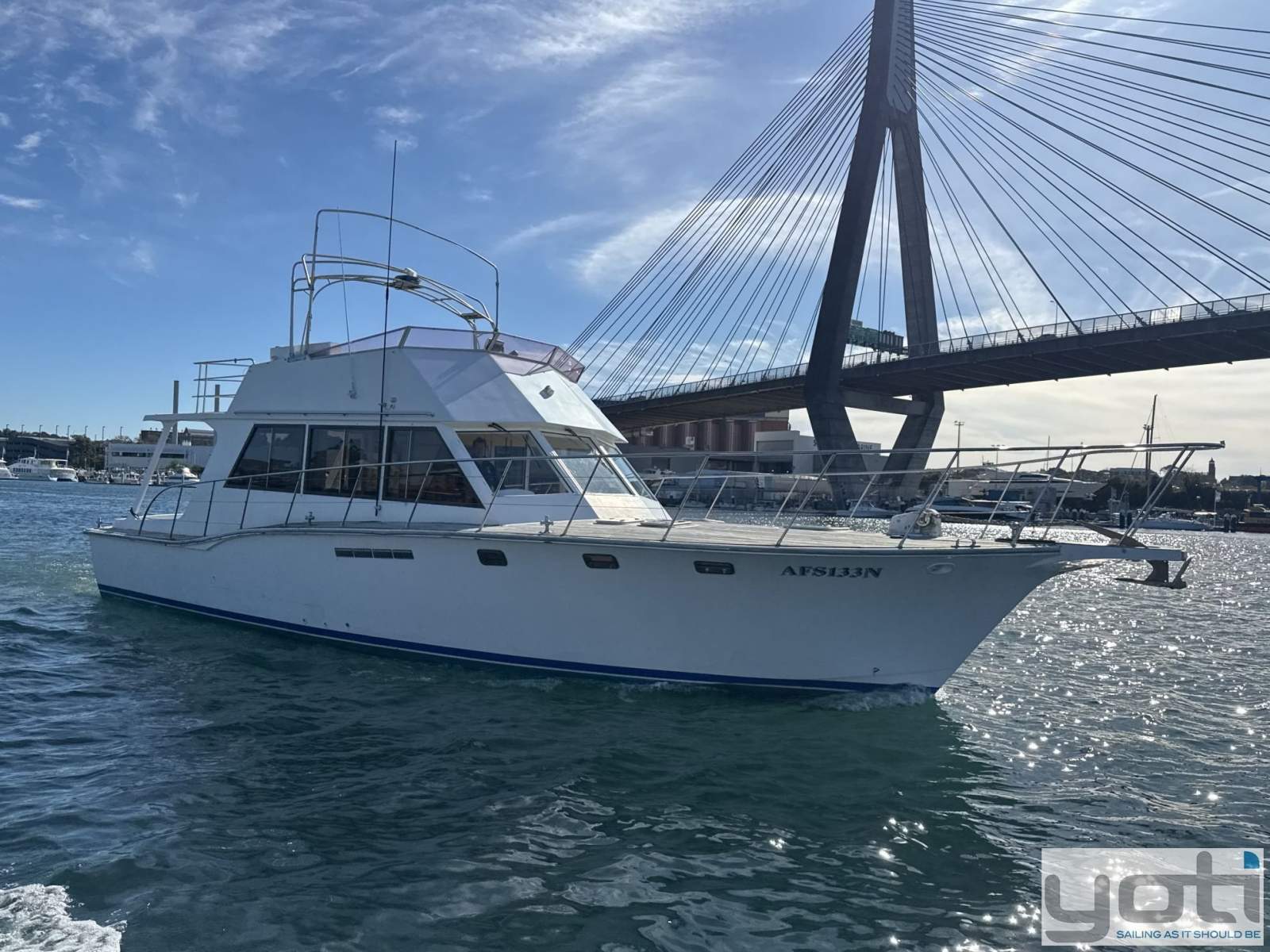 Flybridge Cruiser