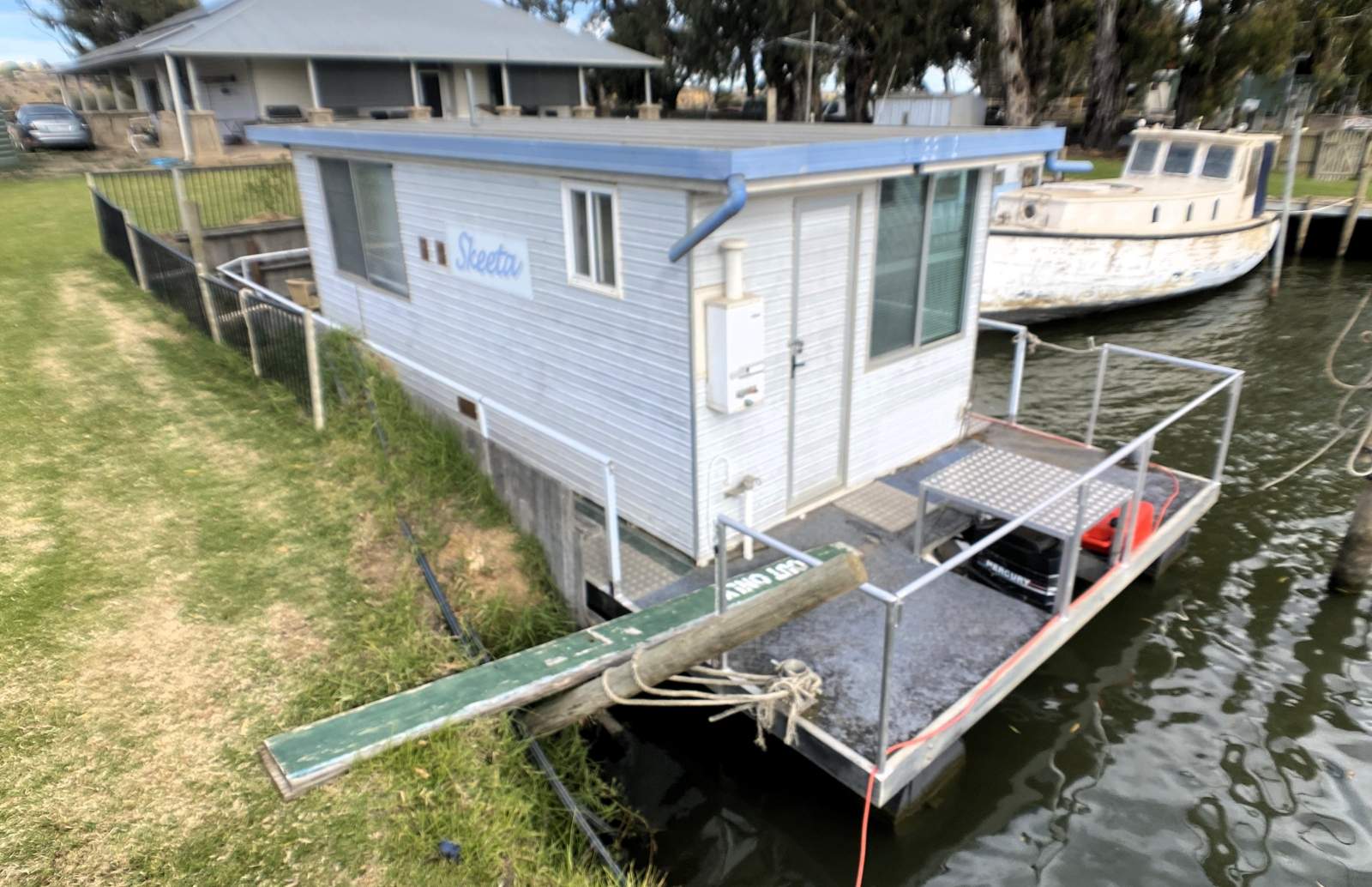 "SKEETA" One Bed, One Bath, Pontoon Houseboat Sale