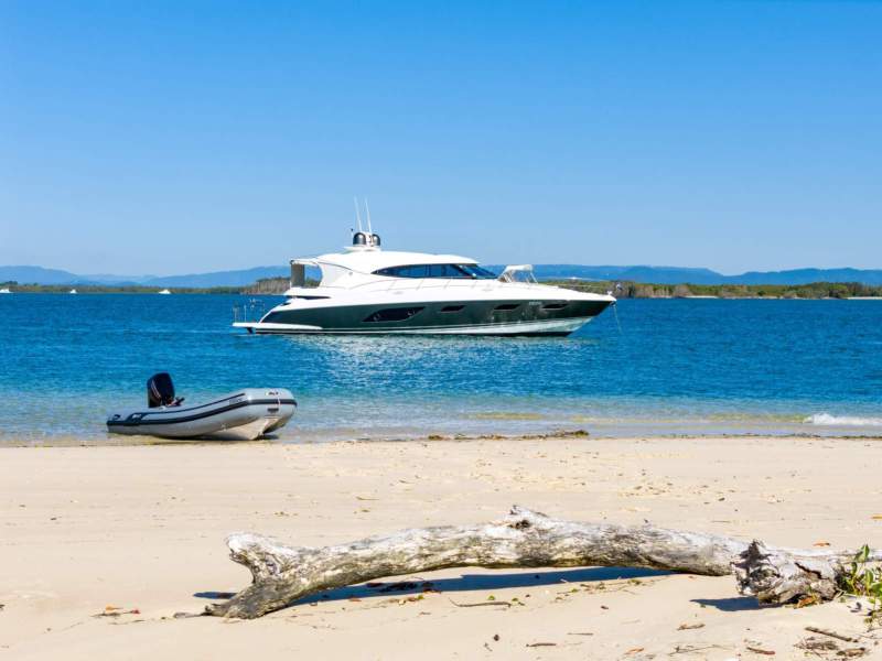 Riviera 6000 Sport Yacht - Low Hours