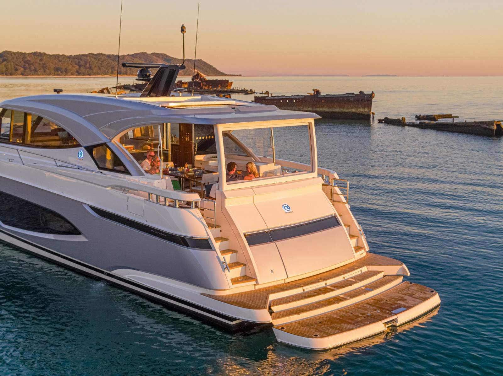 Riviera 6800 Sport Yacht Platinum Edition