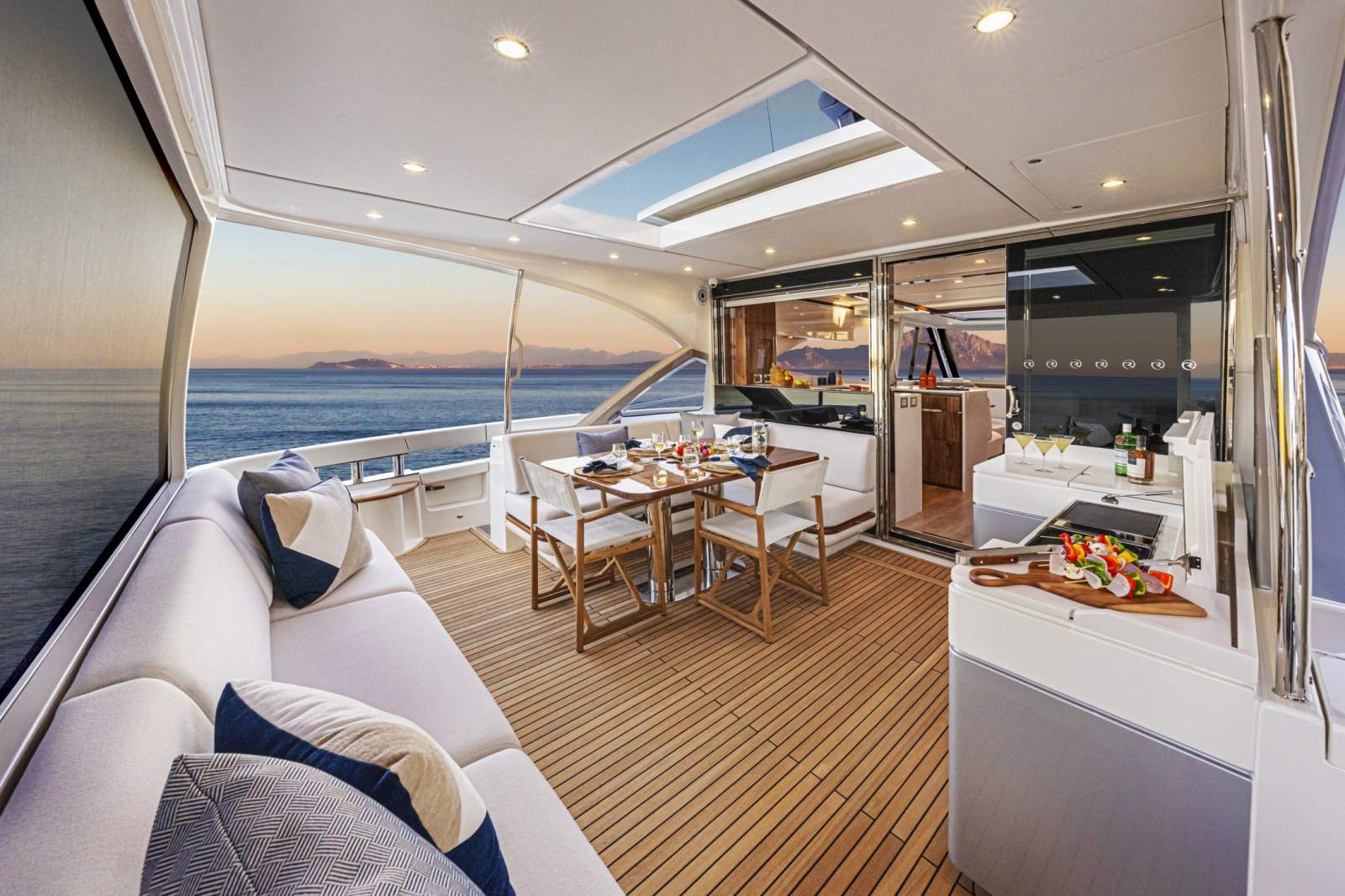 Riviera 6800 Sport Yacht Platinum Edition